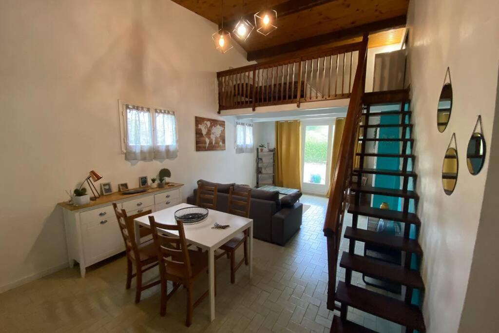 Au Calme Avec Vue Magnifique A Saint Maximin Apartment Exterior photo